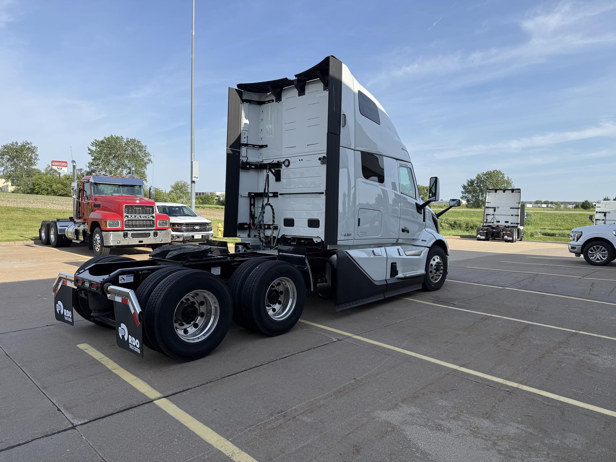 2025 VOLVO VNL64T660 2025 VOLVO VNL64T660 - image 4 of 6