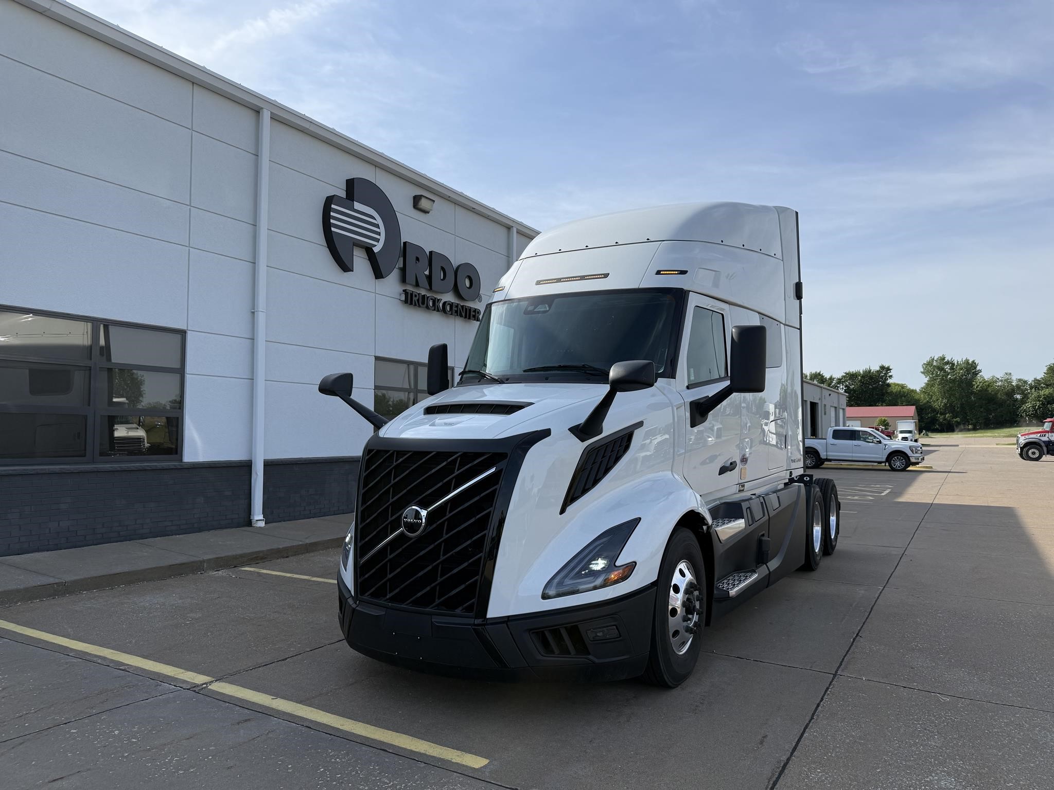 2026 VOLVO VNL64T640 2026 VOLVO VNL64T640 - image 1 of 6