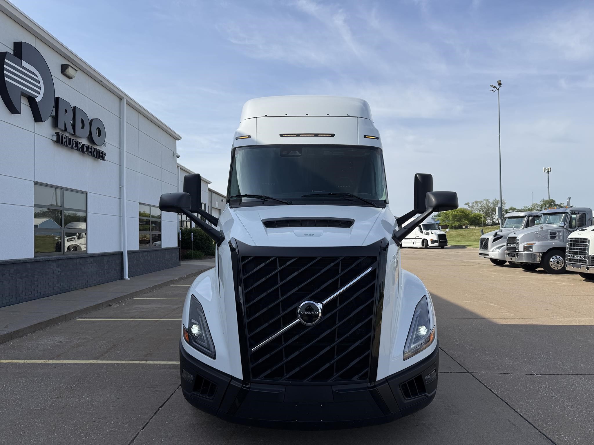 2026 VOLVO VNL64T640 2026 VOLVO VNL64T640 - image 2 of 6