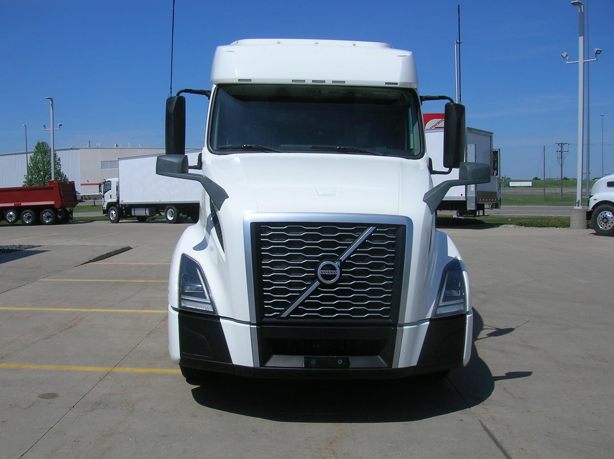 2020 VOLVO VNL64T740 2020 VOLVO VNL64T740 - image 2 of 6