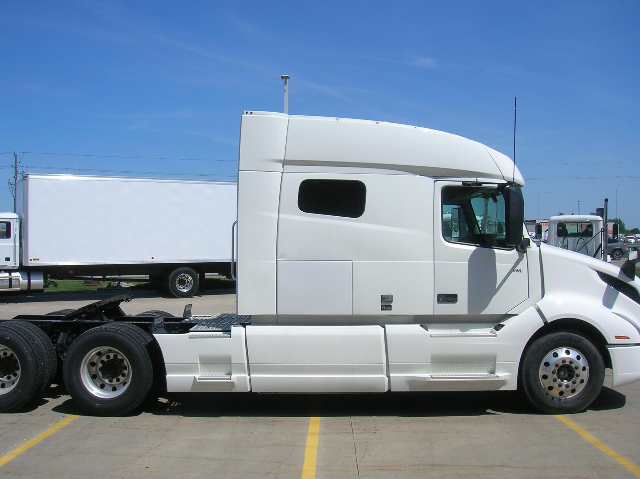 2020 VOLVO VNL64T740 2020 VOLVO VNL64T740 - image 4 of 6