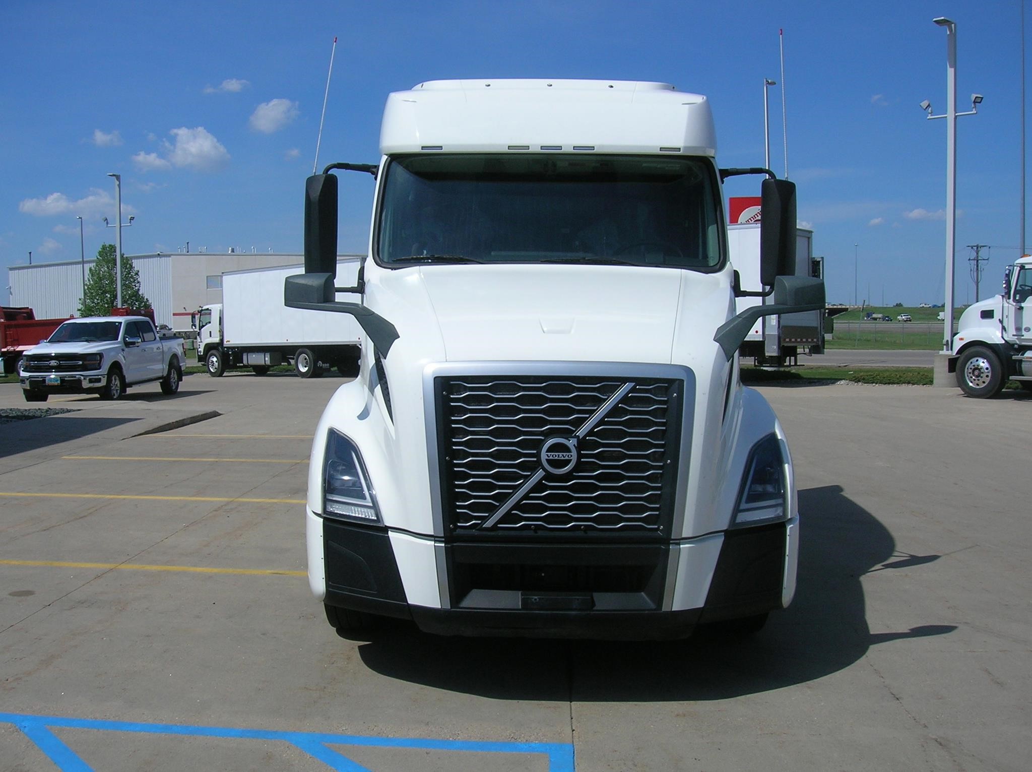 2021 VOLVO VNL64T740 2021 VOLVO VNL64T740 - image 2 of 6