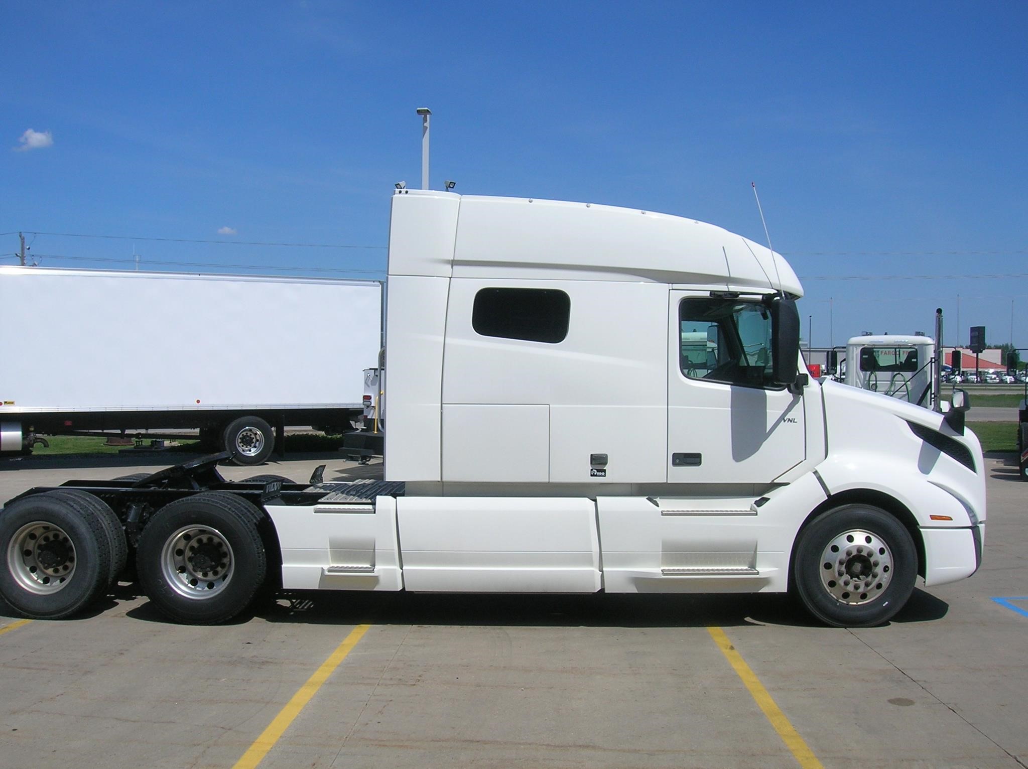 2021 VOLVO VNL64T740 2021 VOLVO VNL64T740 - image 4 of 6