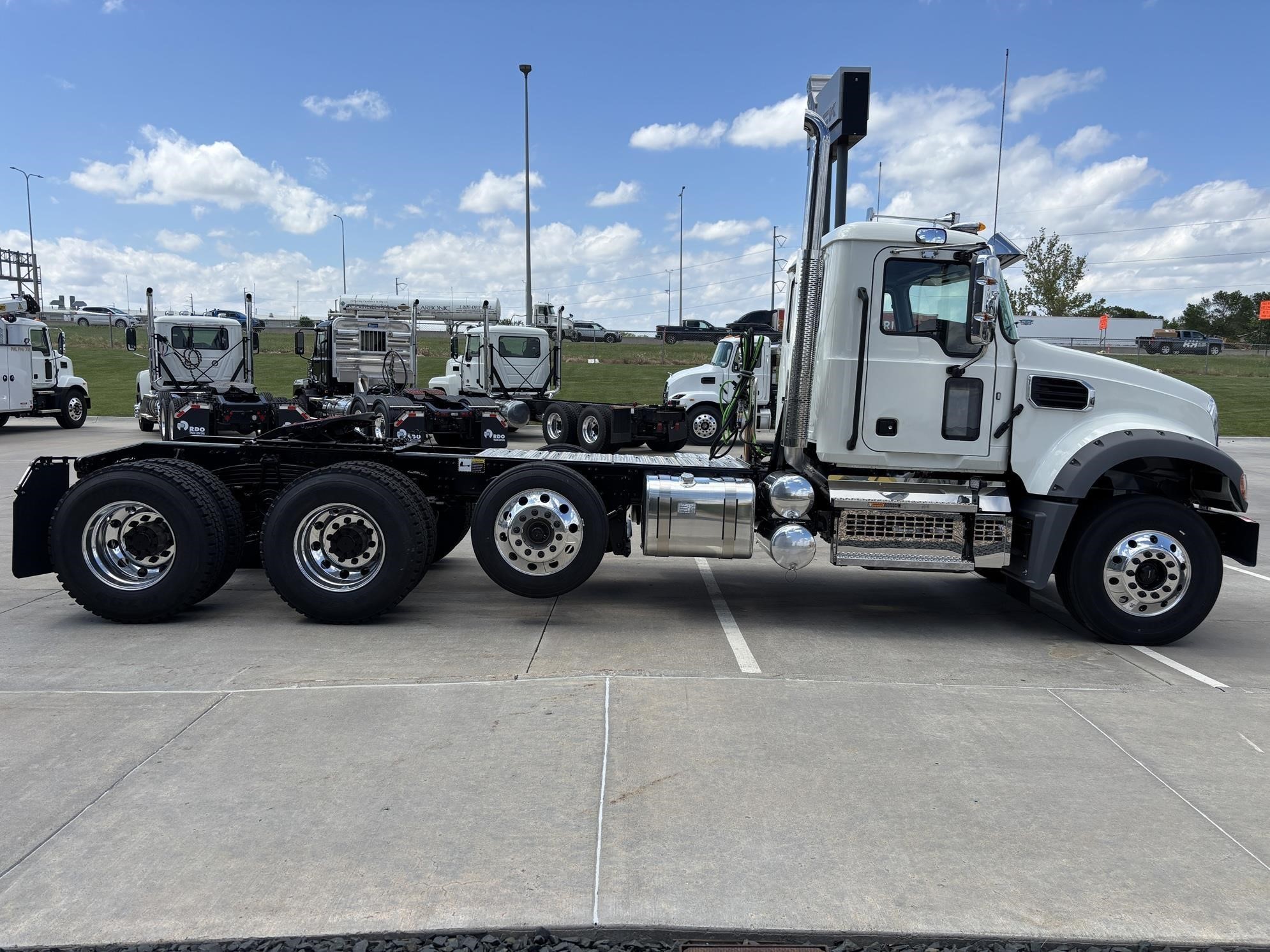 2027 MACK GRANITE 84FT 2027 MACK GRANITE 84FT - image 6 of 6