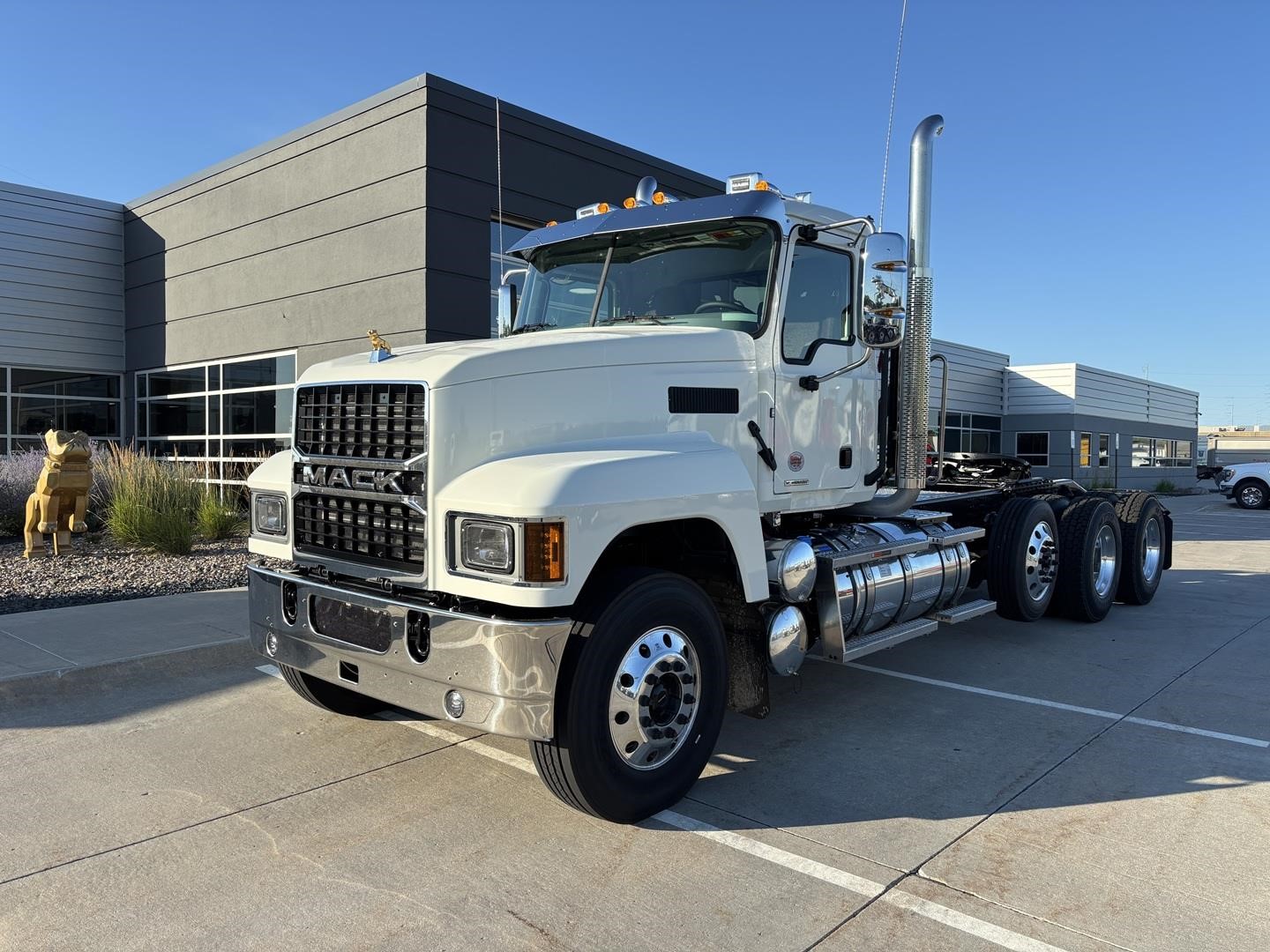 2027 MACK PINNACLE 84T 2027 MACK PINNACLE 84T - image 1 of 6