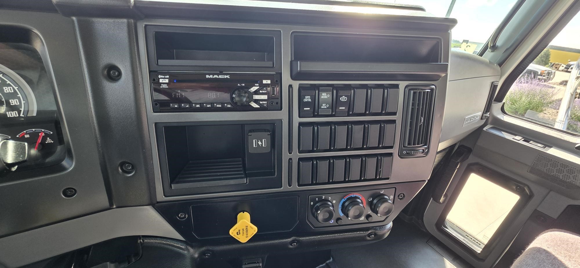 2021 MACK MD6 11031775406 2021 MACK MD6 11031775406