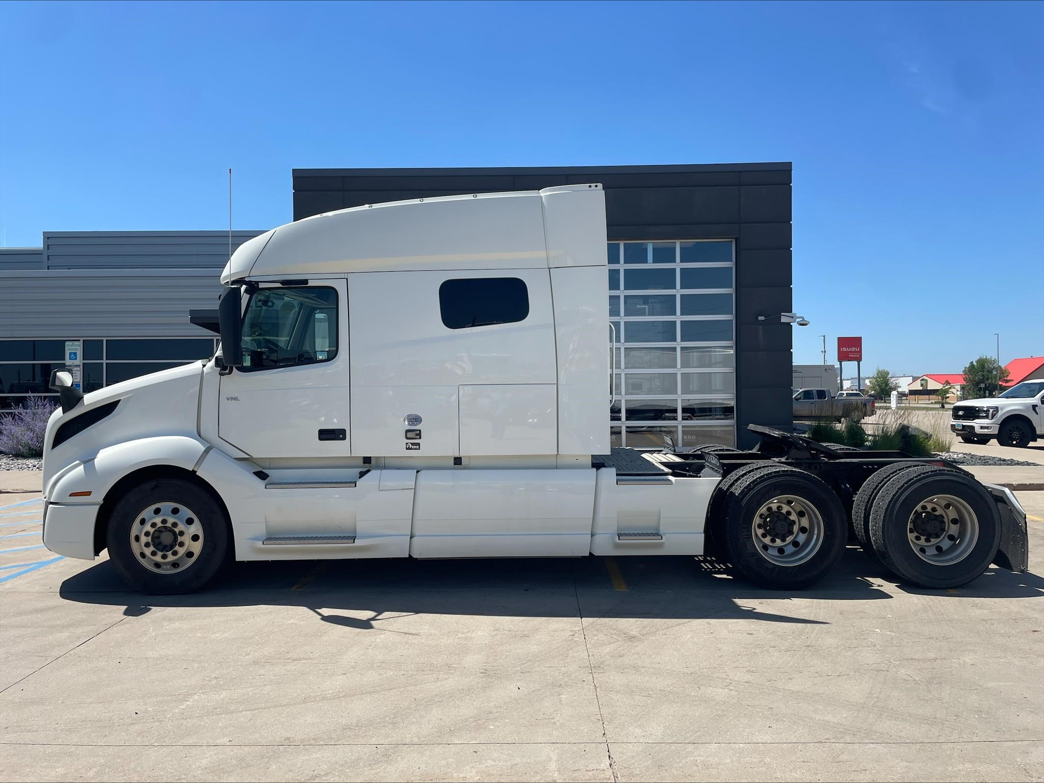 2021 VOLVO VNL64T740 2021 VOLVO VNL64T740 - image 2 of 6