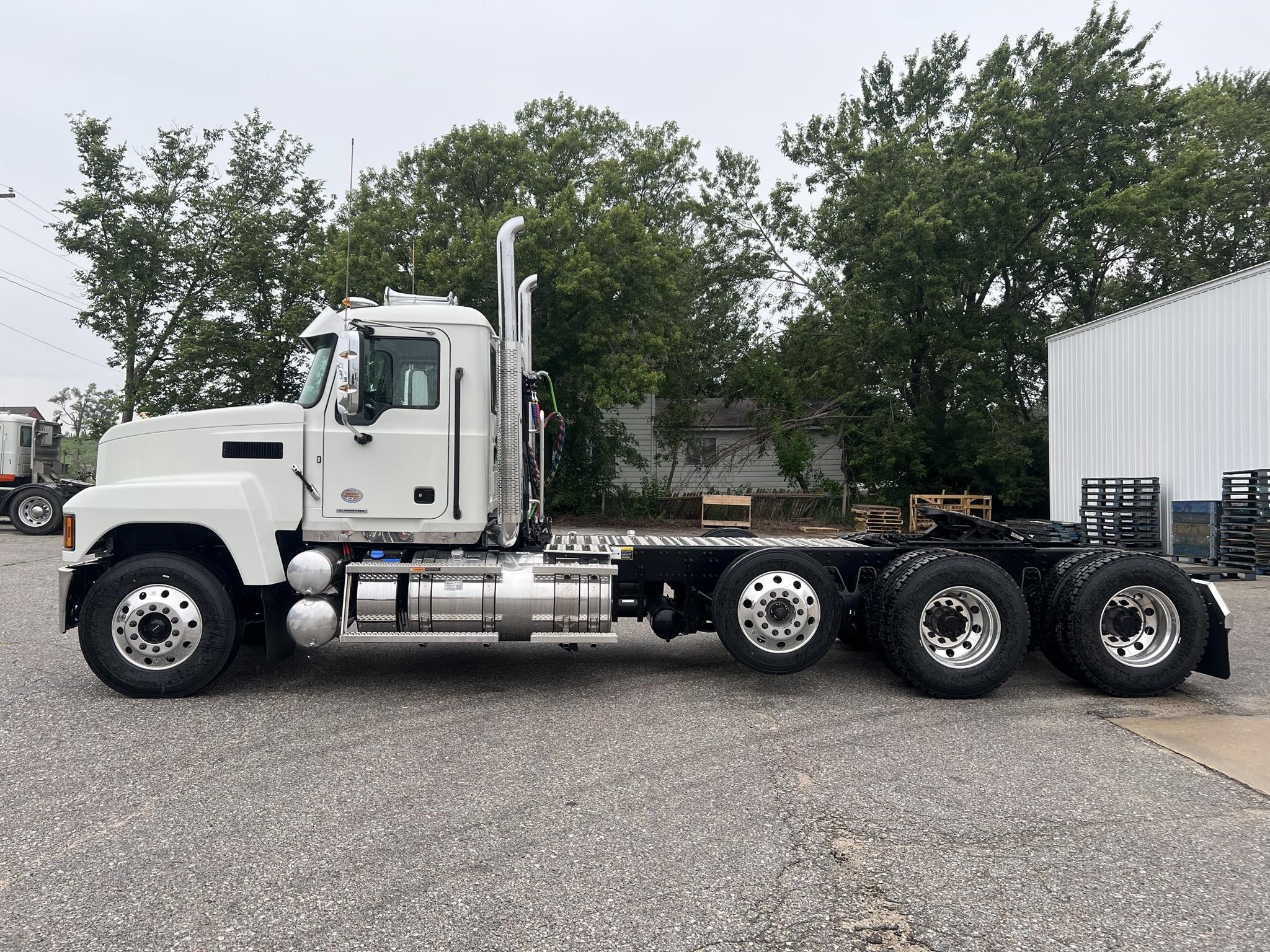 2027 MACK PINNACLE 84T 2027 MACK PINNACLE 84T - image 2 of 6