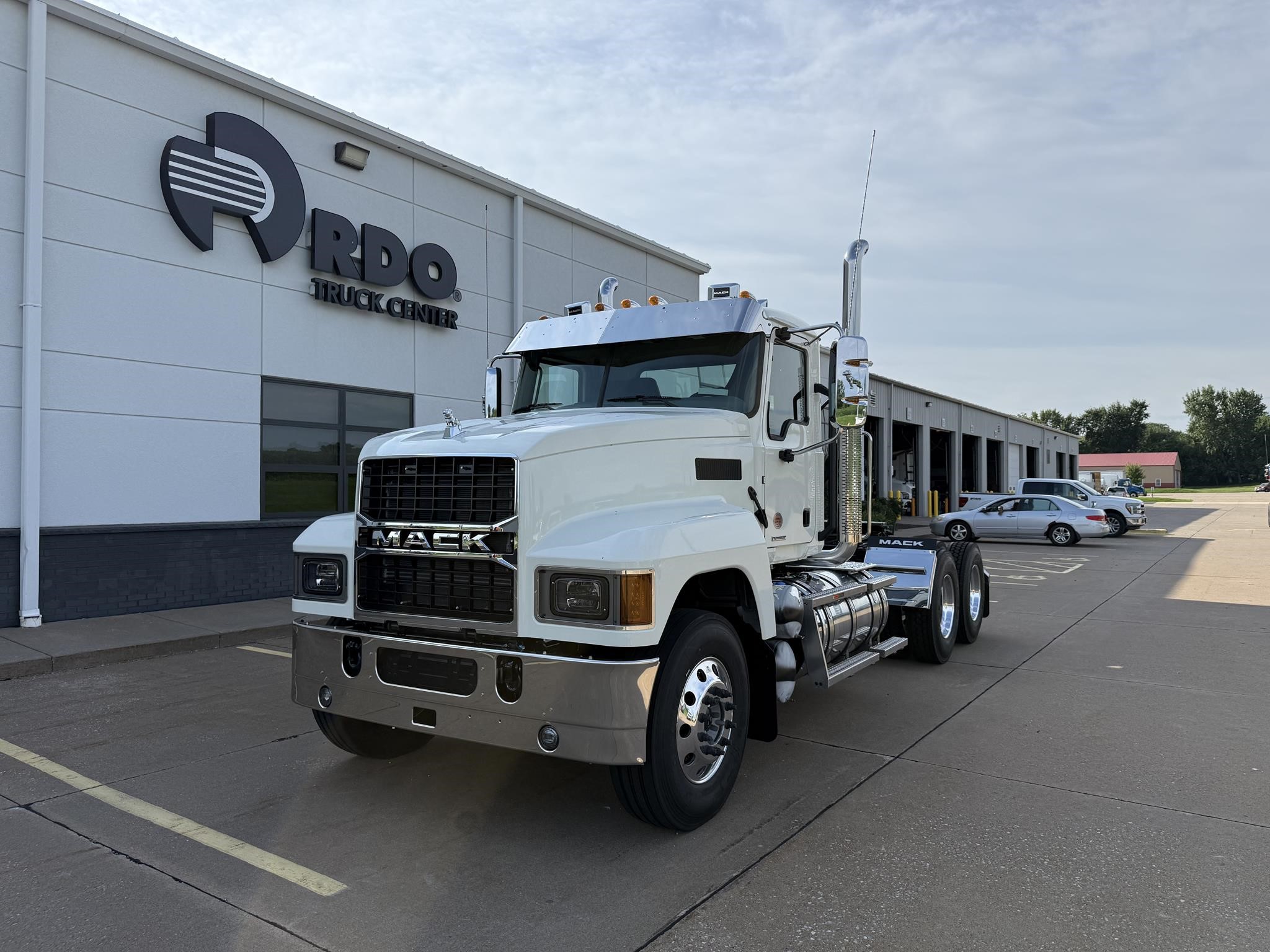 2027 MACK PINNACLE 64T 2027 MACK PINNACLE 64T - image 1 of 6