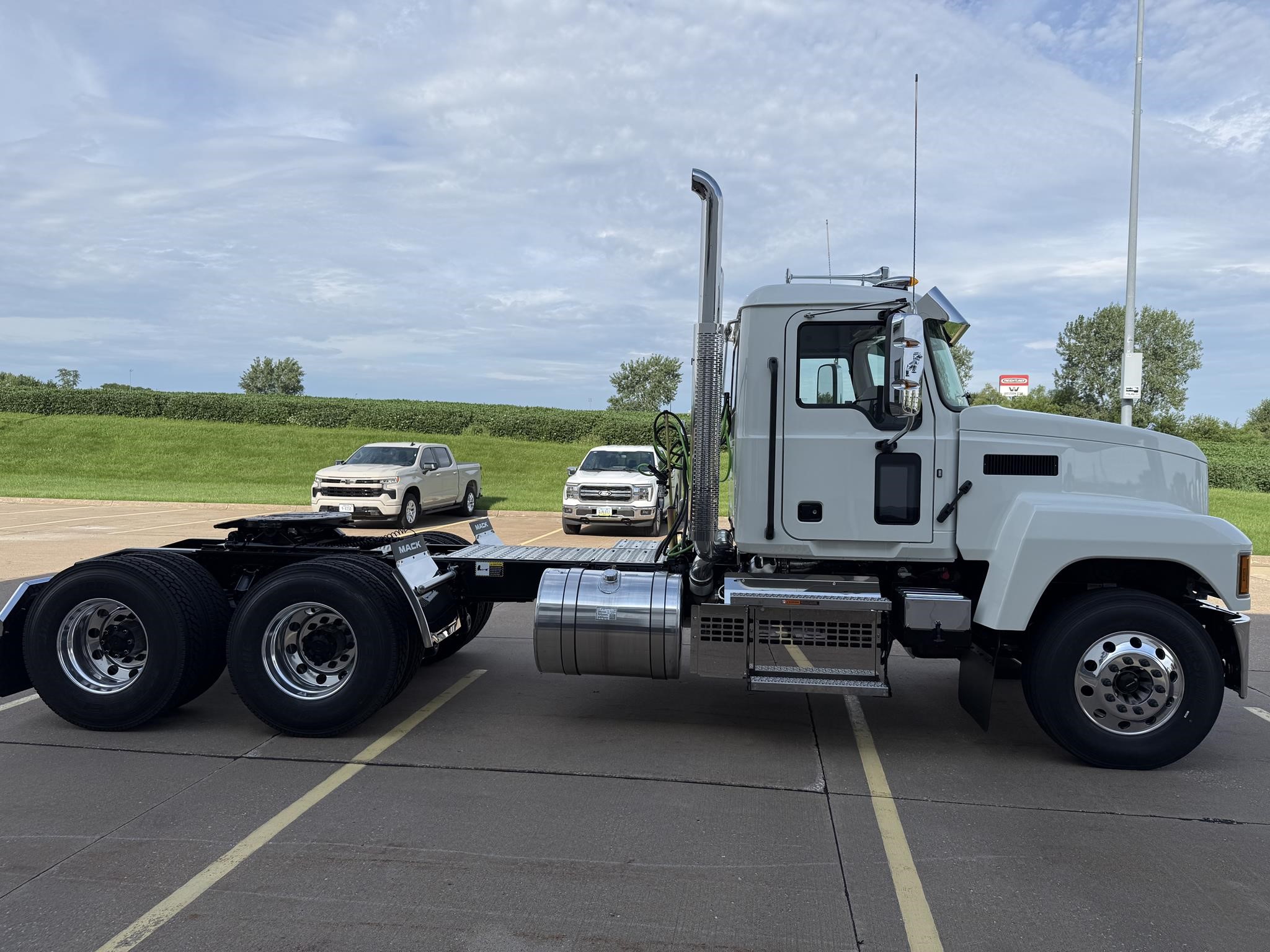 2027 MACK PINNACLE 64T 2027 MACK PINNACLE 64T - image 5 of 6