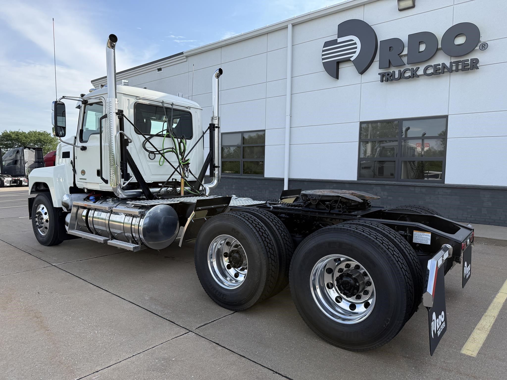 2027 MACK PINNACLE 64T 2027 MACK PINNACLE 64T - image 2 of 6