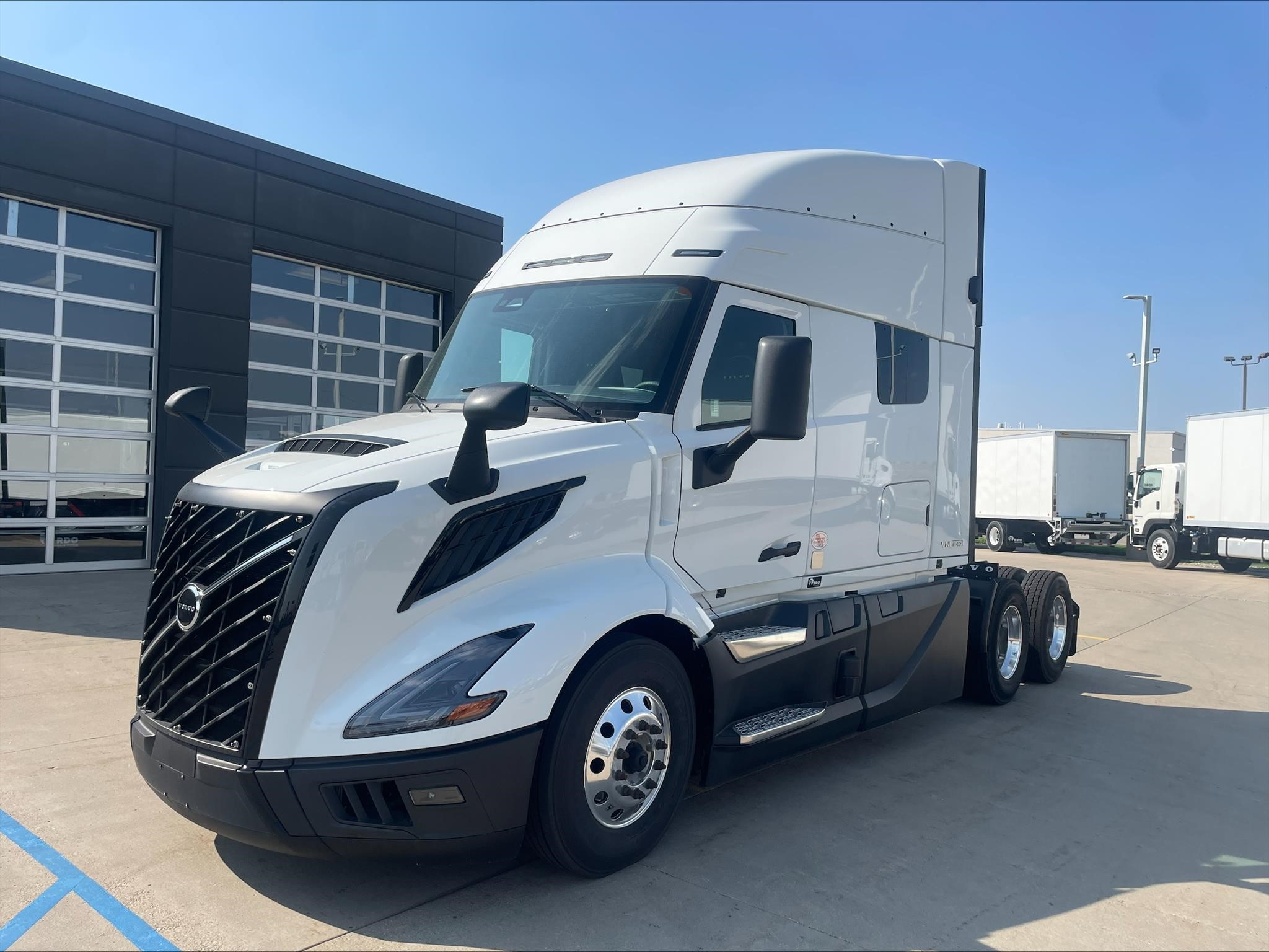 2026 VOLVO VNL64T640 2026 VOLVO VNL64T640 - image 1 of 6