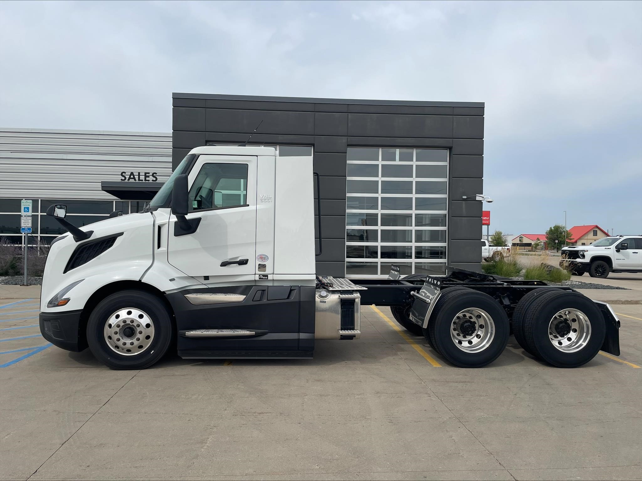 2025 VOLVO VNL64T300 2025 VOLVO VNL64T300 - image 2 of 6