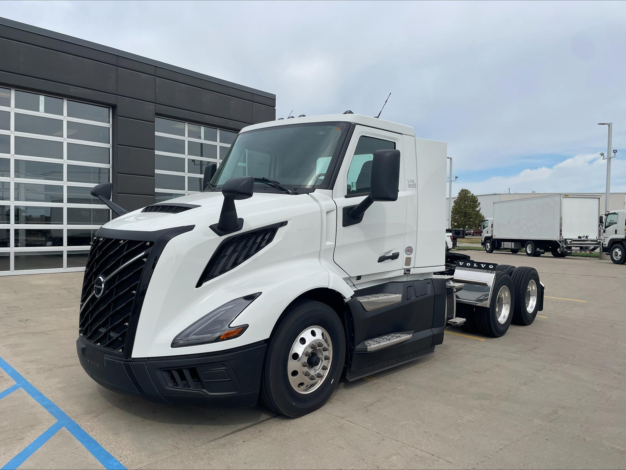 2025 VOLVO VNL64T300 2025 VOLVO VNL64T300 - image 1 of 6