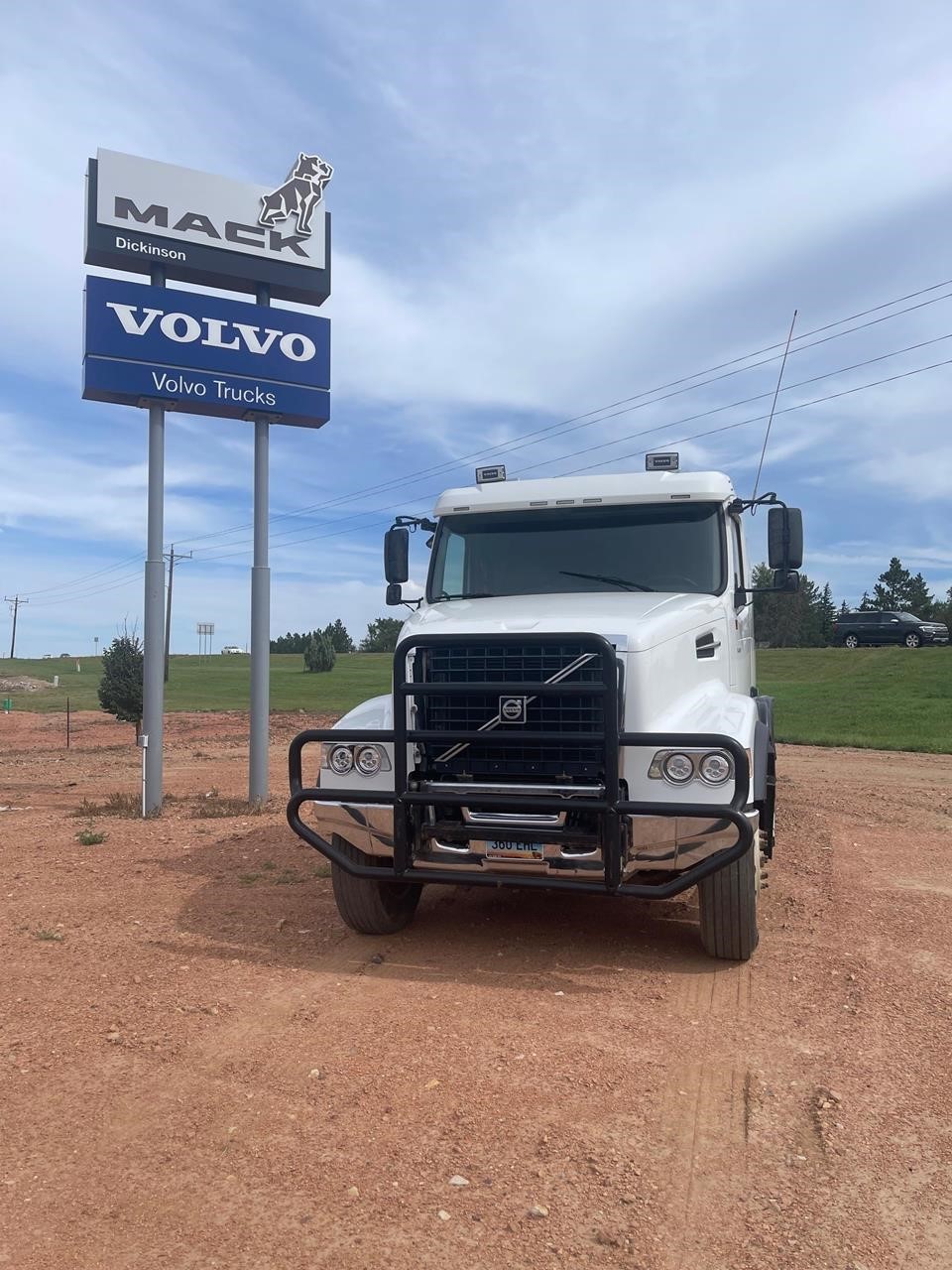 2019 VOLVO VHD64FT400 2019 VOLVO VHD64FT400 - image 2 of 6