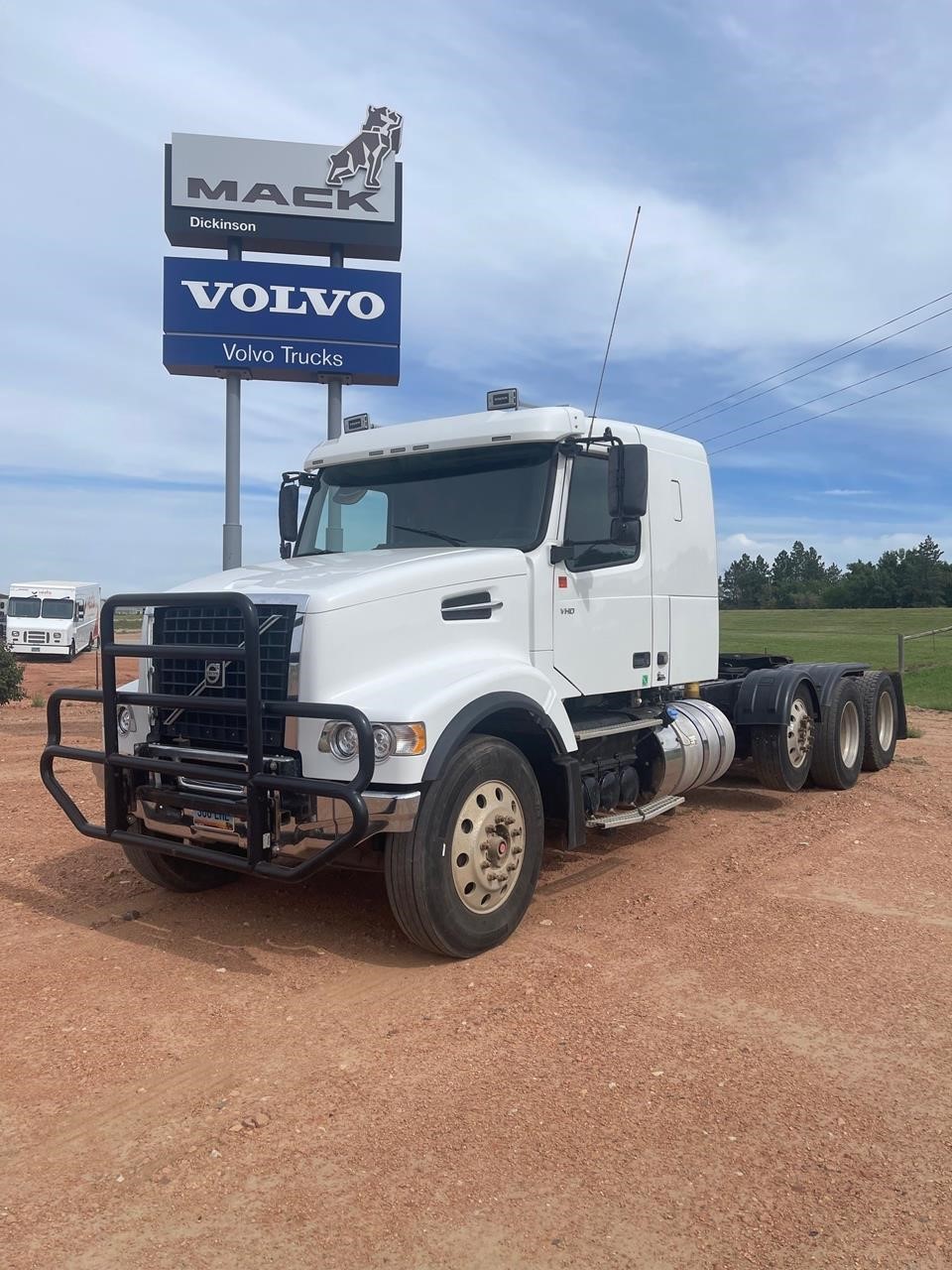 2019 VOLVO VHD64FT400 2019 VOLVO VHD64FT400 - image 1 of 6