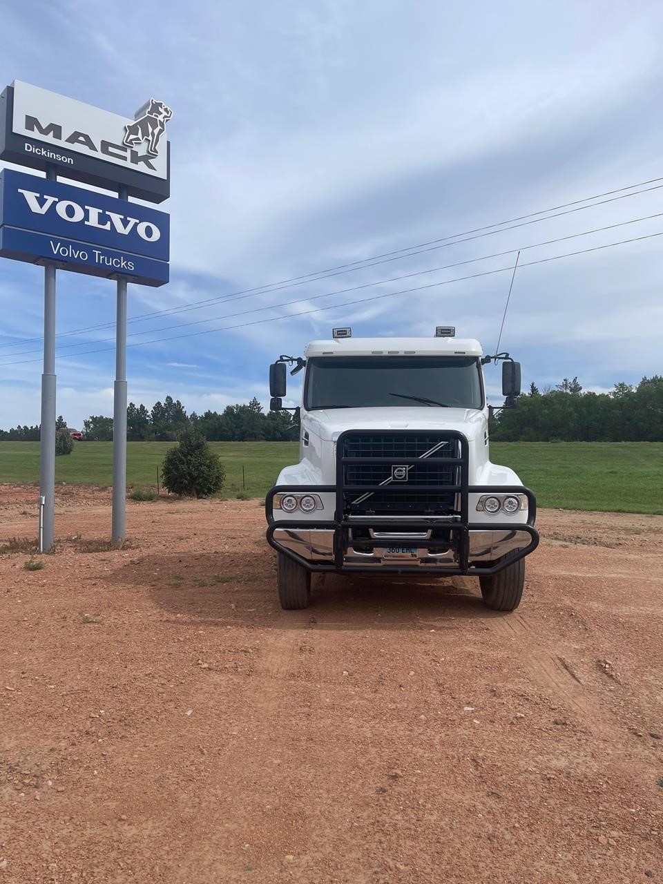 2019 VOLVO VHD64FT400 2019 VOLVO VHD64FT400 - image 3 of 6