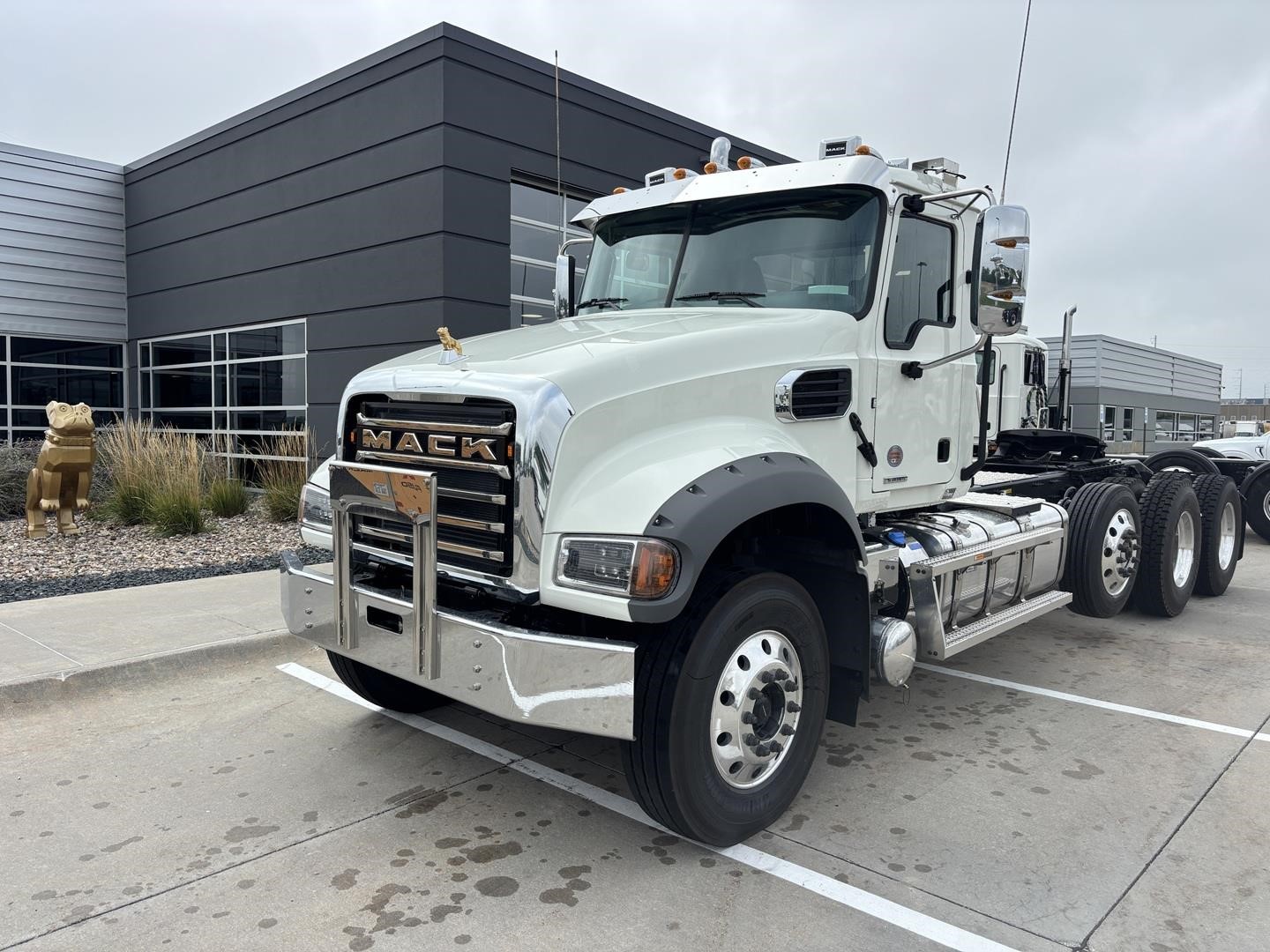 2027 MACK GRANITE 84FT 2027 MACK GRANITE 84FT - image 1 of 6