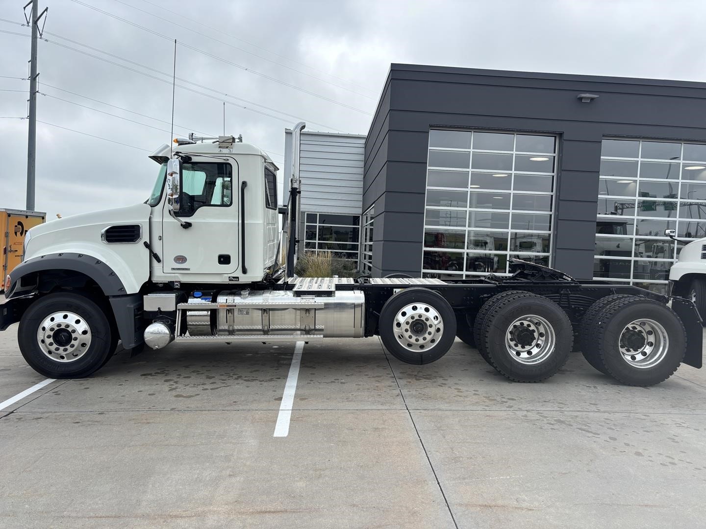 2027 MACK GRANITE 84FT 2027 MACK GRANITE 84FT - image 2 of 6