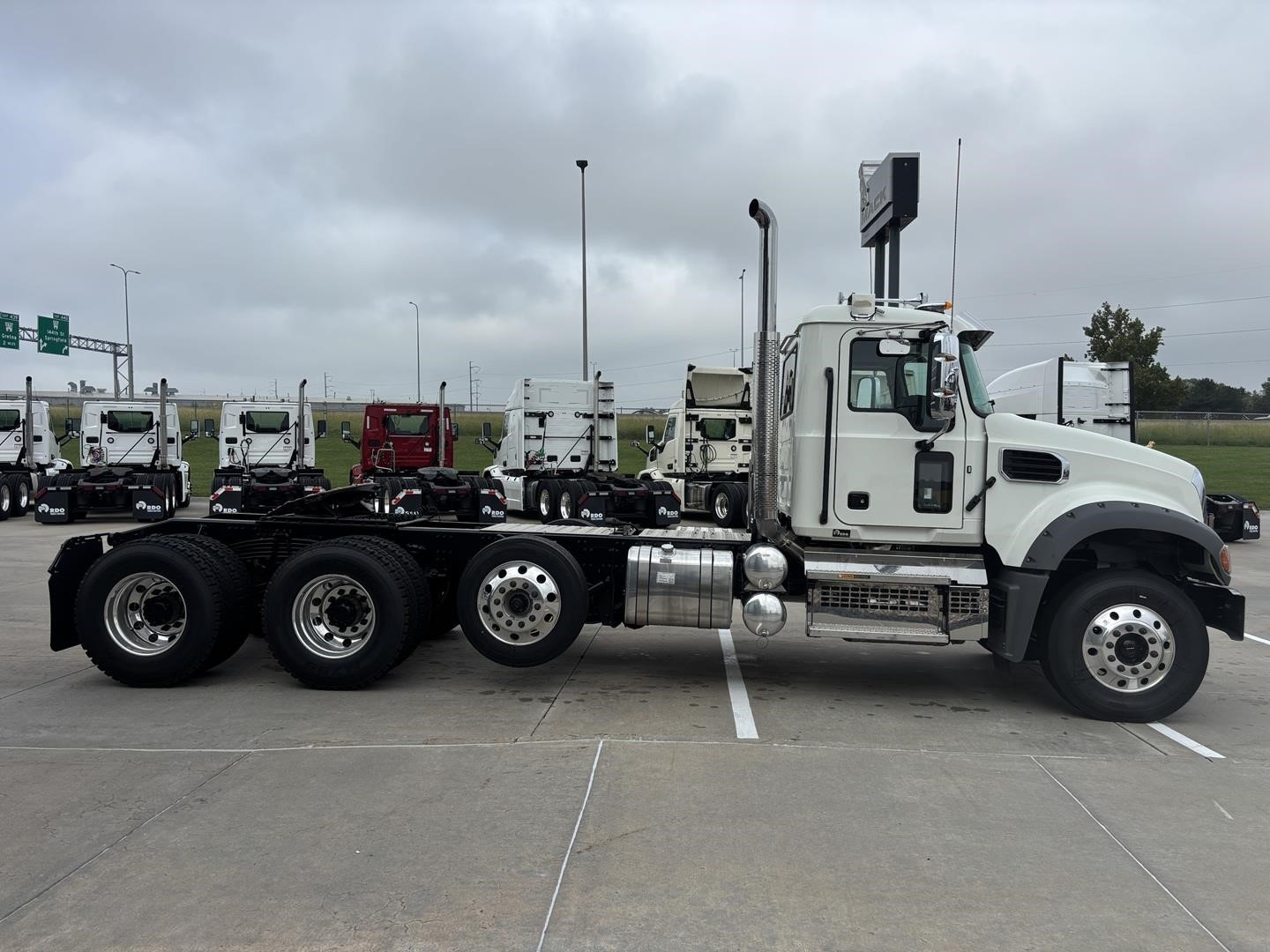 2027 MACK GRANITE 84FT 2027 MACK GRANITE 84FT - image 6 of 6