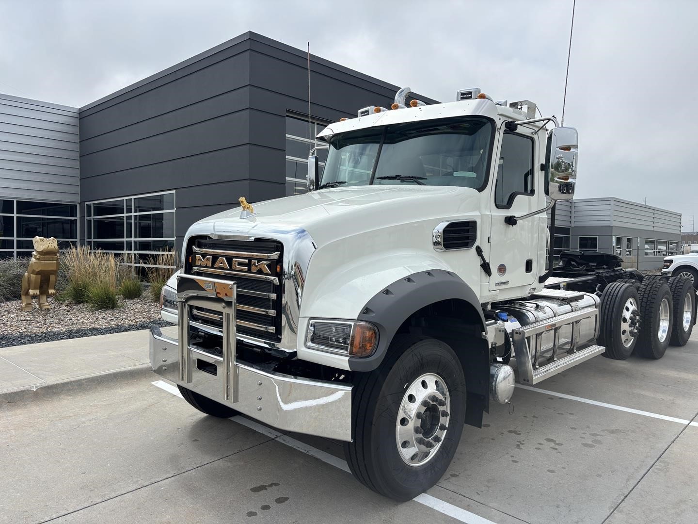 2027 MACK GRANITE 84FT 2027 MACK GRANITE 84FT - image 1 of 6