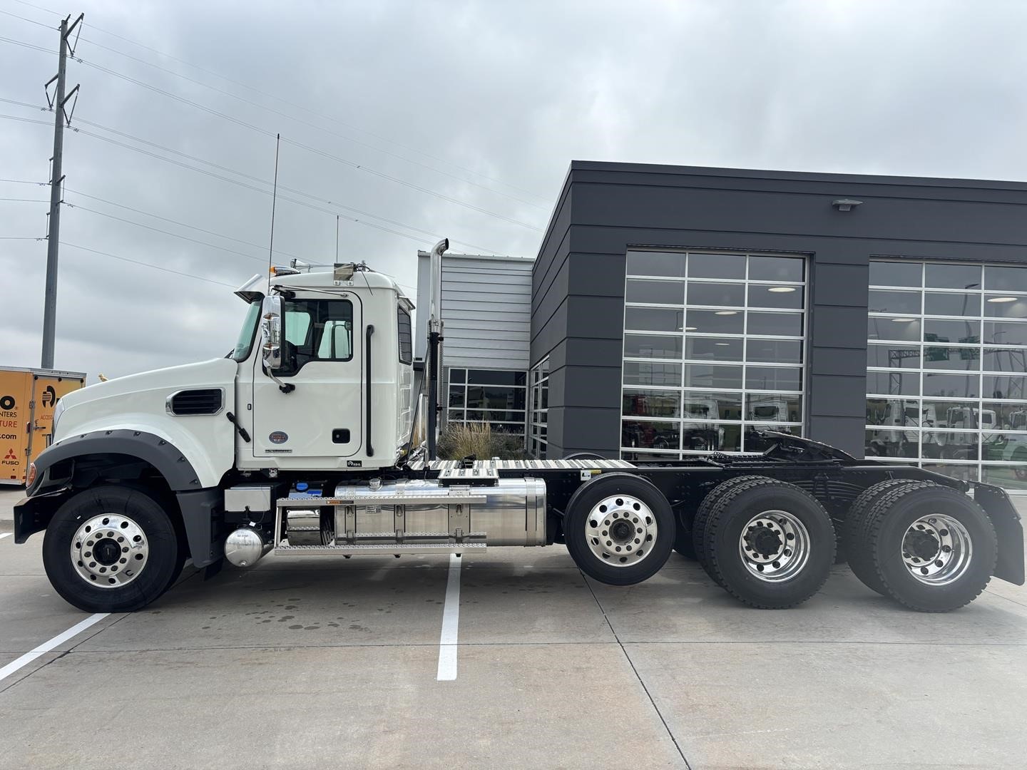 2027 MACK GRANITE 84FT 2027 MACK GRANITE 84FT - image 2 of 6
