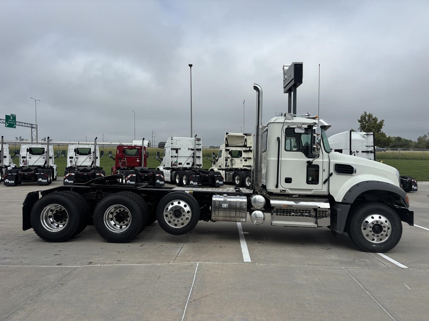 2027 MACK GRANITE 84FT 2027 MACK GRANITE 84FT - image 6 of 6