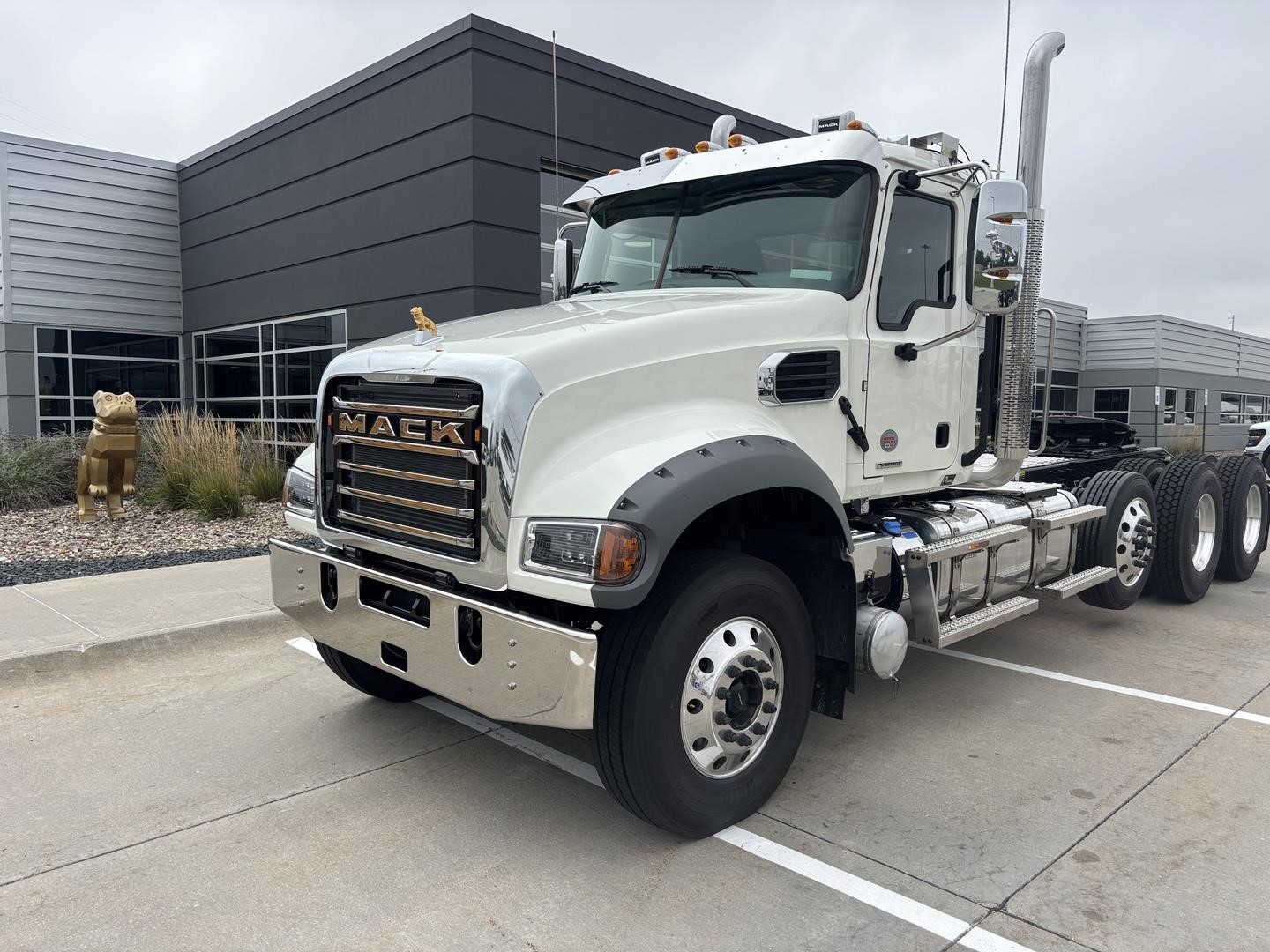 2027 MACK GRANITE 84FT 2027 MACK GRANITE 84FT - image 1 of 6