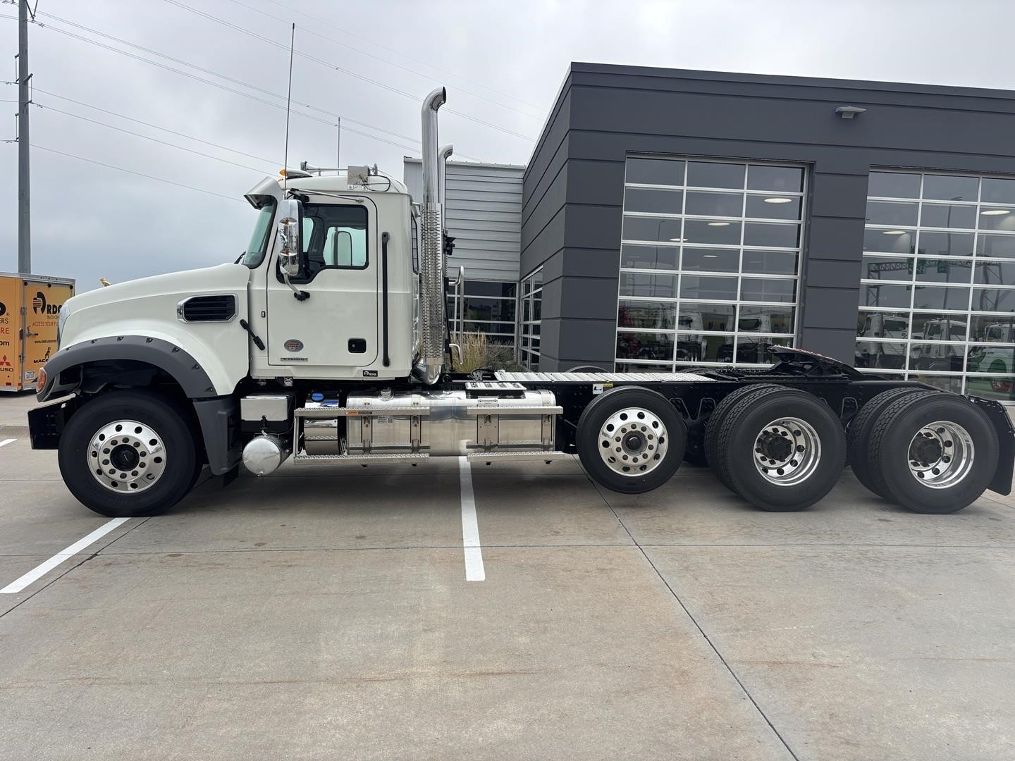 2027 MACK GRANITE 84FT 2027 MACK GRANITE 84FT - image 2 of 6
