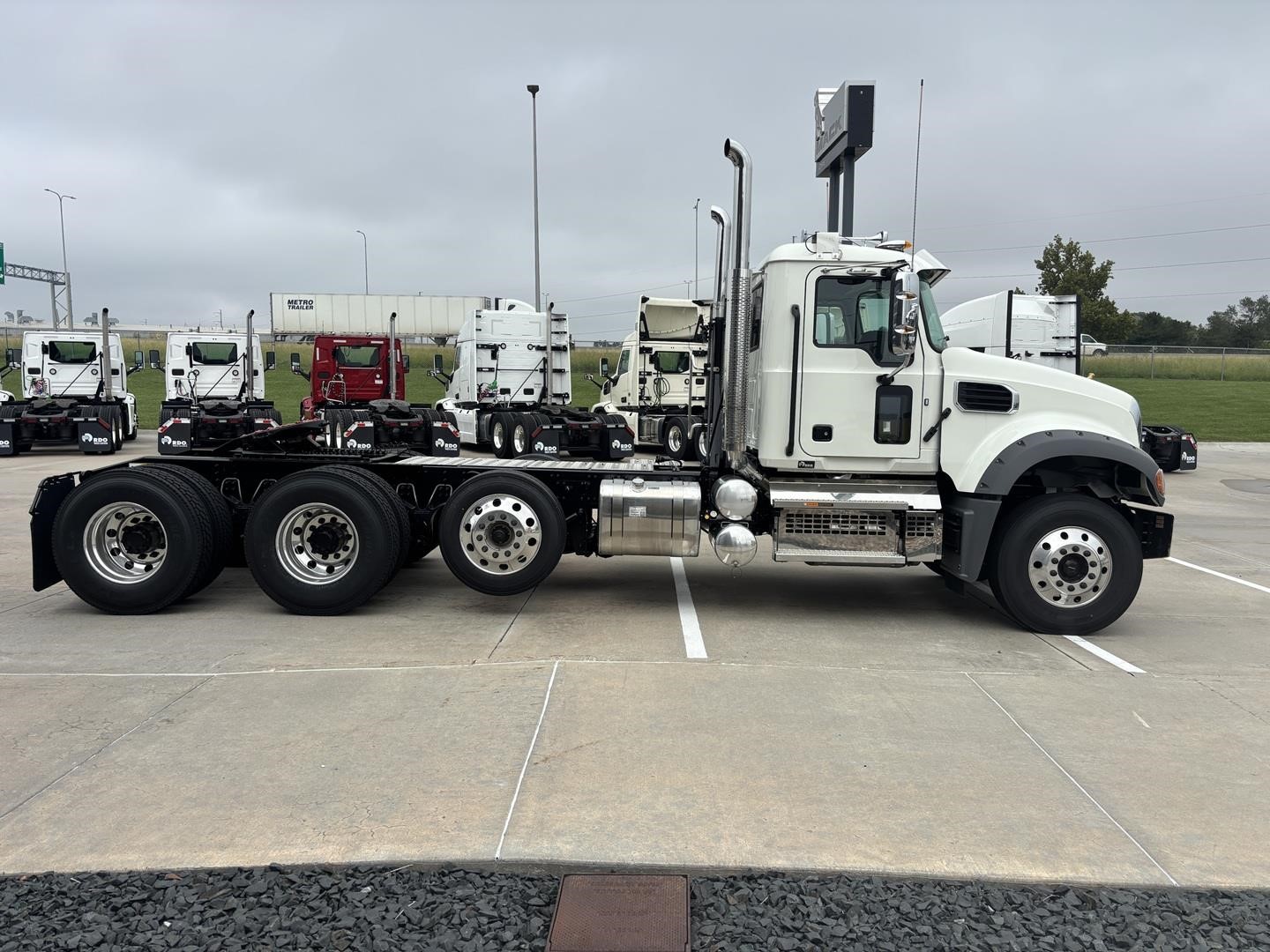 2027 MACK GRANITE 84FT 2027 MACK GRANITE 84FT - image 6 of 6