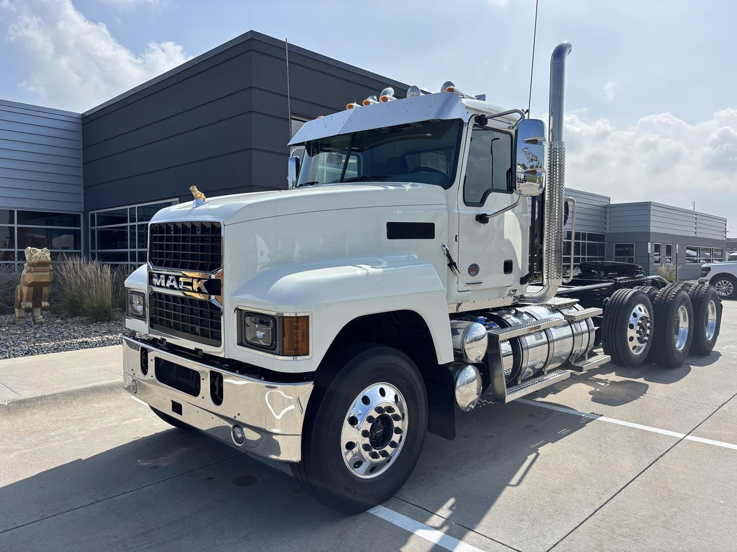2027 MACK PINNACLE 84T 2027 MACK PINNACLE 84T - image 1 of 6