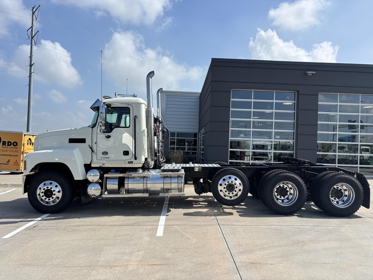 2027 MACK PINNACLE 84T 2027 MACK PINNACLE 84T - image 2 of 6