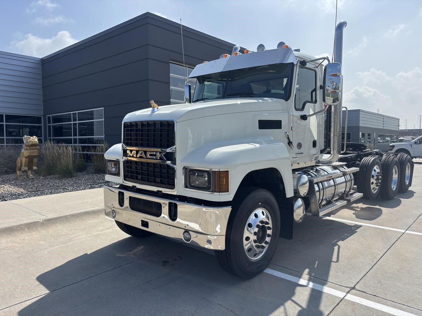 2027 MACK PINNACLE 84T 2027 MACK PINNACLE 84T - image 1 of 6