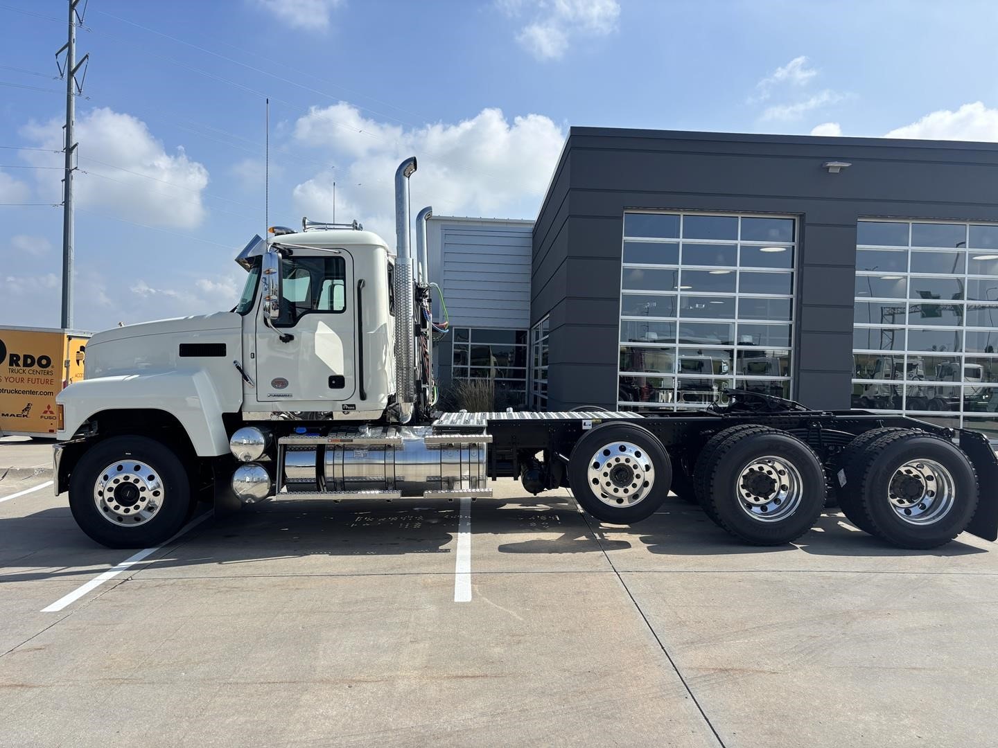 2027 MACK PINNACLE 84T 2027 MACK PINNACLE 84T - image 2 of 6