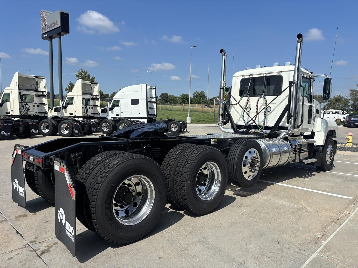 2027 MACK PINNACLE 84T 2027 MACK PINNACLE 84T - image 5 of 6