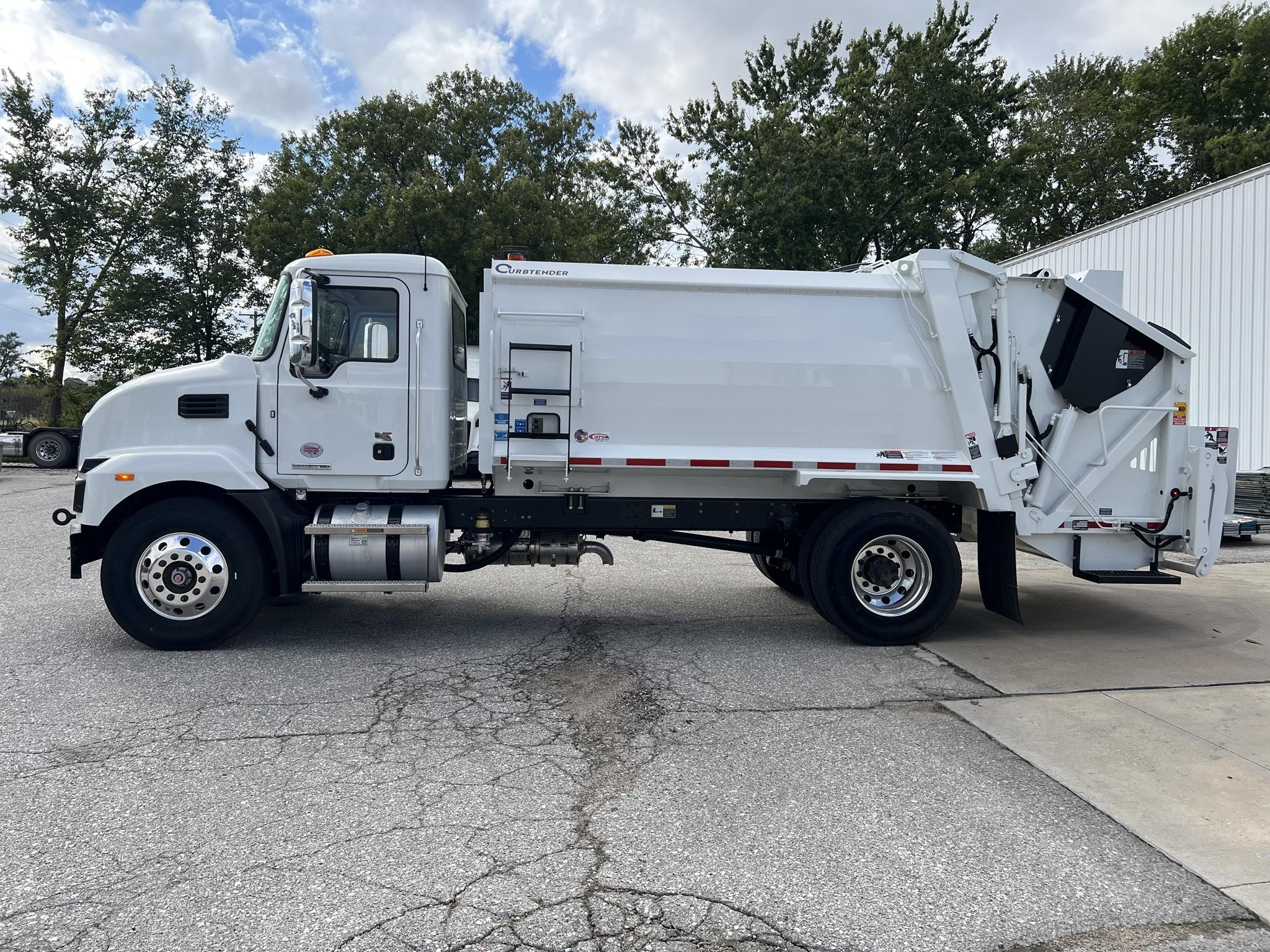 2026 MACK MD6 2026 MACK MD6 - image 2 of 6